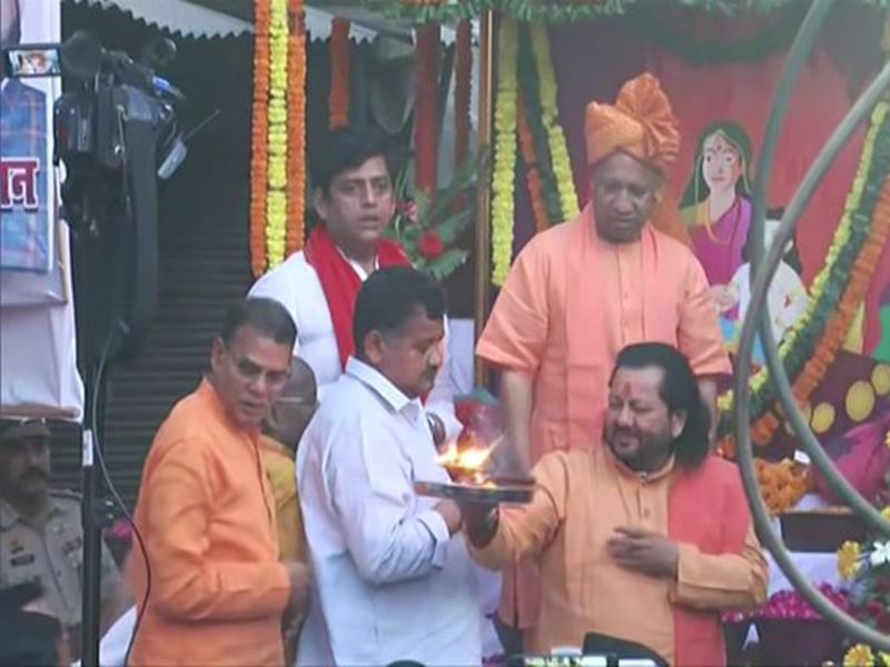 Video: Gorakhpur होलिका दहन समारोह में CM Yogi ने खेली फूलों की होली, बोले- किसी के ऊपर न डालें जबरन रंग