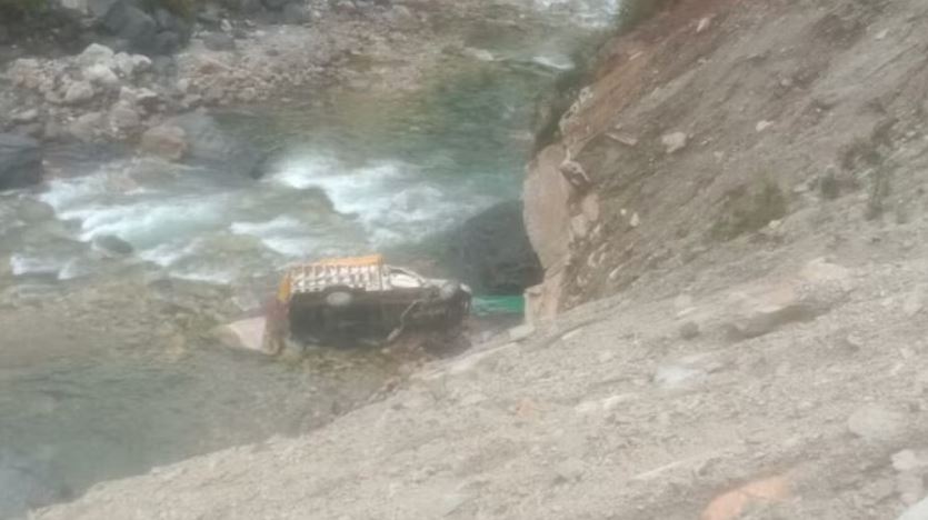 उत्तरकाशी: पिकअप वाहन अनियंत्रित हो कर 50 मीटर नीचे नदी में गिरी 