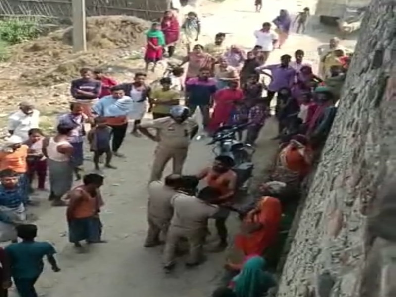 बहराइच: जांच करने पहुंची पुलिस टीम पर ग्रामीणों ने किया हमला, सिपाही की फाड़ी वर्दी