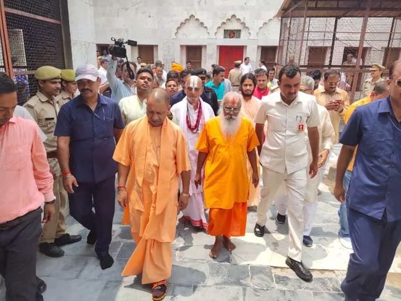 Ayodhya News: सीएम योगी पहुंचे अयोध्या, हनुमानगढ़ी में किए दर्शन पूजन, विकास कार्यों का लेंगे जायजा