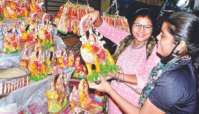 Chaitra Navratri 2023 : कानपुर में चैत्र नवरात्रि को लेकर सजने लगी दुकानें, नगर निगम भी सड़कों पर उतरा
