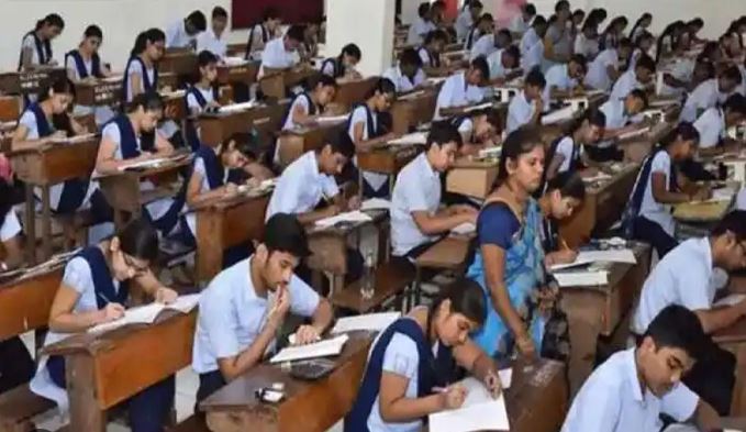 बारहवीं कक्षा के छात्र को परीक्षा से कुछ मिनट पहले गणित का प्रश्न पत्र मिला, चार लोगों पर मामला दर्ज
