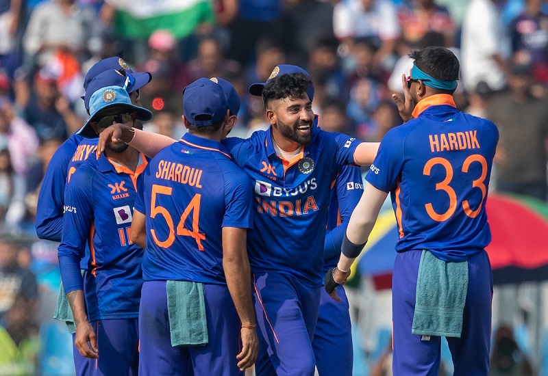 IND vs AUS 1st ODI : शमी-सिराज की दहकती गेंदों के आगे असहज दिखे आस्ट्रेलियाई बल्लेबाज,  200 रन भी नहीं बना पाए कंगारू 