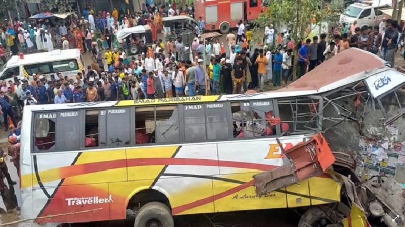 Bangladesh के कुतुबपुर इलाके में खाई में गिरी बस, 17 की मौत, 25 घायल 