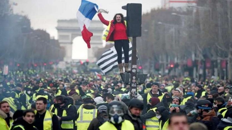 फ्रांस में पेंशन सुधार को लेकर विरोध प्रदर्शन, पुलिस ने 70 लोगों को हिरासत में लिया
