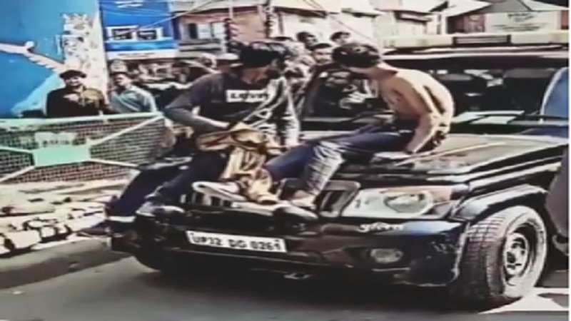 मुरादाबाद: नशेड़ियों ने उड़ाया पुलिस का माखौल, पीआरवी के बोनट पर बैठ की सवारी, वीडियो वायरल