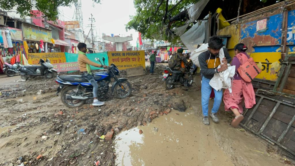 बरेली: आफत बनी खुदाई के दौरान निकाली गई मिट्टी, कीचड़ में गिरकर चोटिल हो रहे राहगीर