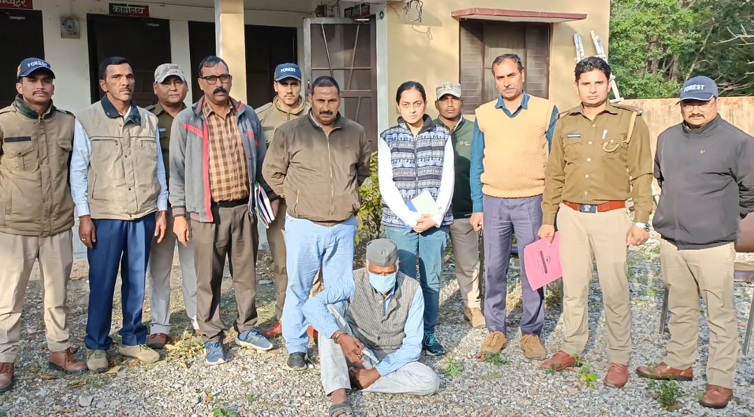 रामनगर: कड़के में फंसा गुलदार , एक आरोपी वन कर्मियों ने पकड़ा   
