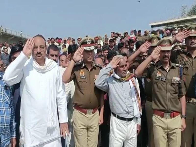 उमेश पाल हत्याकांड: शहीद सिपाही राघवेंद्र के परिजनों को राज्य मंत्री ने सौंपा पचास लाख का चेक, दी सांत्वना