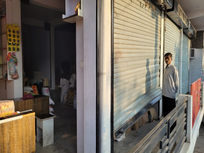 रायबरेली : शटर तोड़कर दुकान से पांच लाख का सामान लेकर लोडर से भागे चोर 
