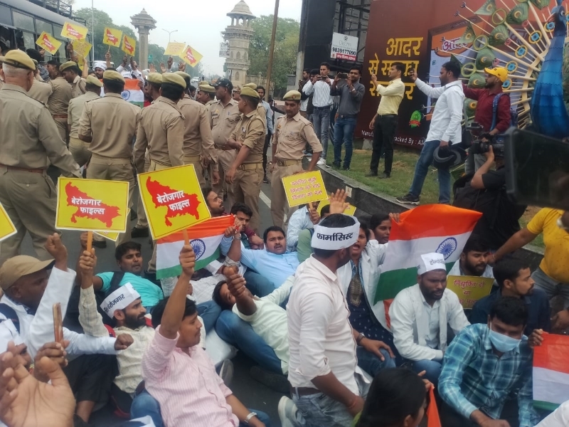 लखनऊ : नियुक्ति की मांग लेकर पहुंचे फार्मासिस्ट, मुख्यमंत्री के ओएसडी से मिल बताई समस्या