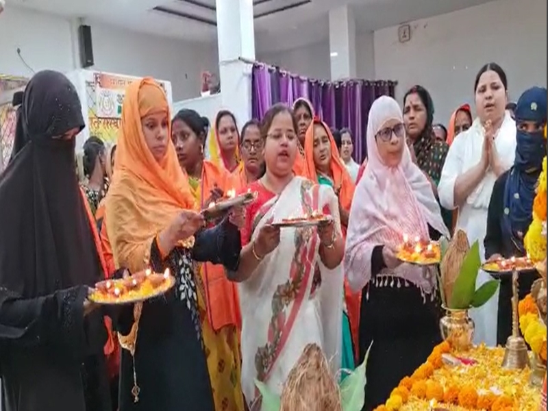 वाराणसी :  राम नवमी पर मुस्लिम महिलाओं ने दिया एकता का संदेश, कहा- श्रीराम ध्वजा पाकिस्तान फहराये तो उसे मिल जाएगी भूख से मुक्ति