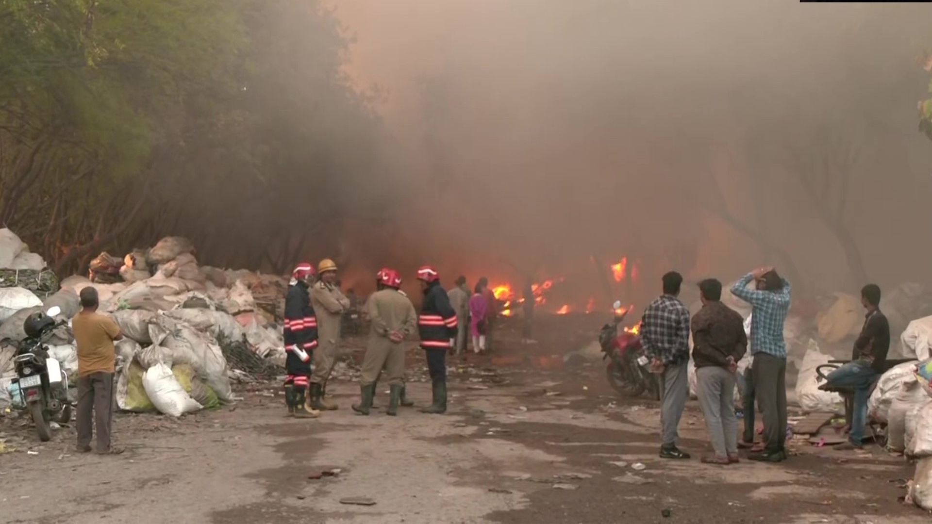 दिल्ली : टिकरी पीवीसी बाजार में प्लास्टिक के गोदाम में लगी आग, किसी के हताहत होने की सूचना नहीं 