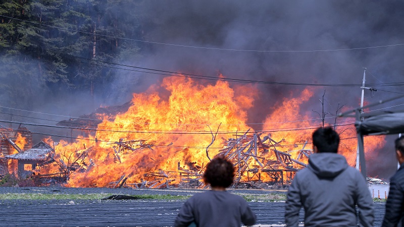 Photos: दक्षिण कोरिया के जंगल में लगी भीषण आग, सौ से अधिक घर जलकर राख