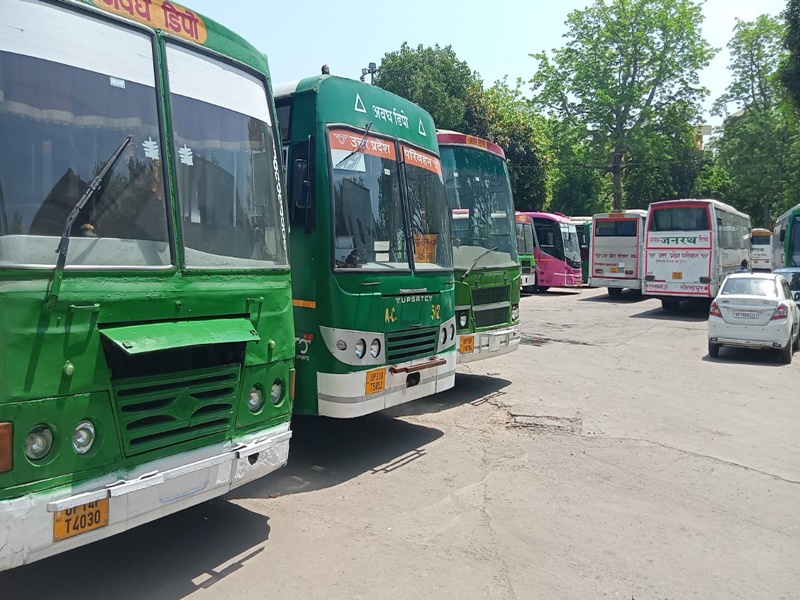 लखनऊ: रोडवेज के चालक और परिचालकों ने किया चक्का जाम, बे 'बस' हुए यात्री