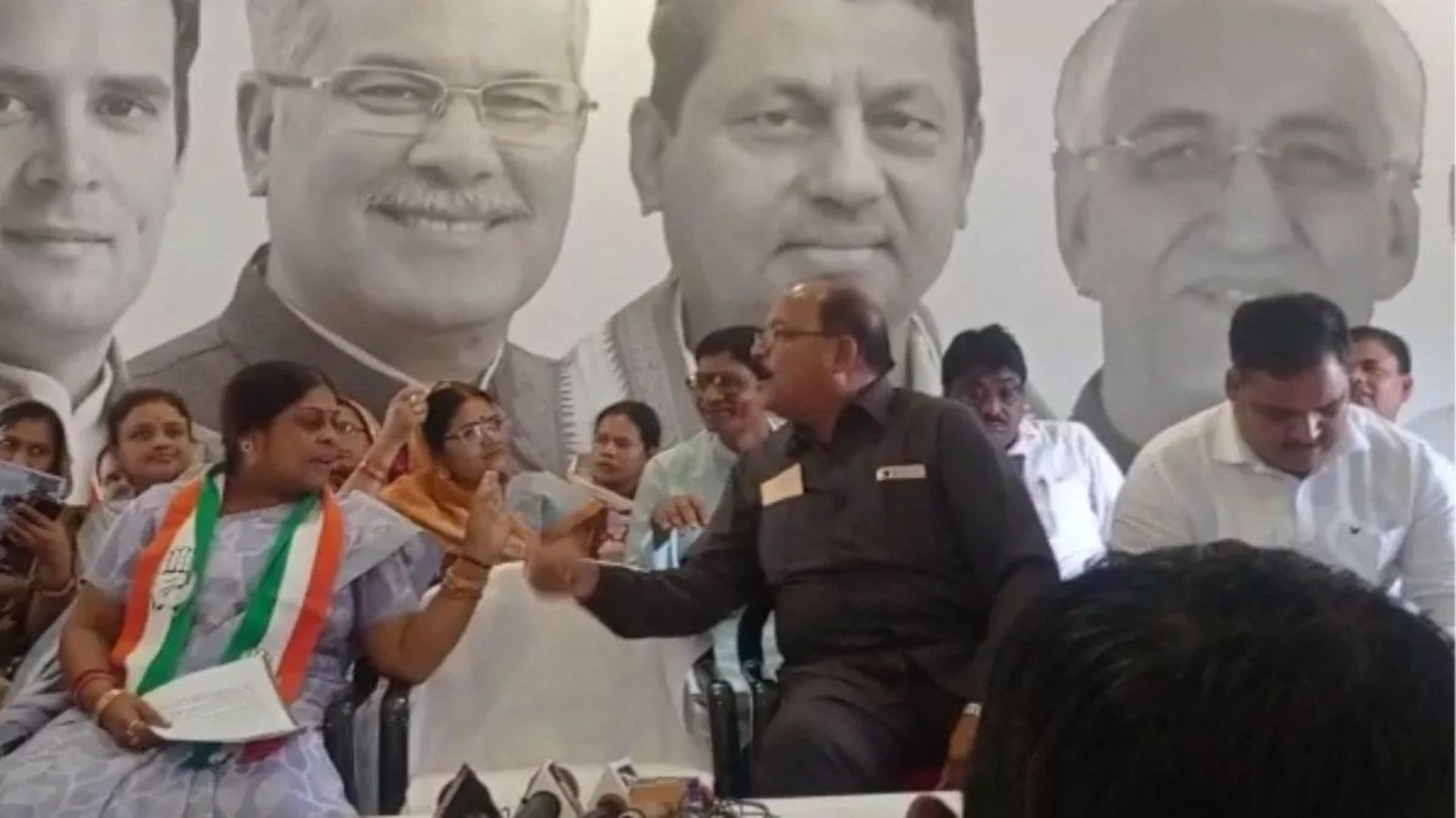 Video : छत्तीसगढ़ में राहुल गांधी के समर्थन के लिए PC कर रहे थे कांग्रेसी, खुद ही भिड़ गए मंच पर कुर्सी के लिए 