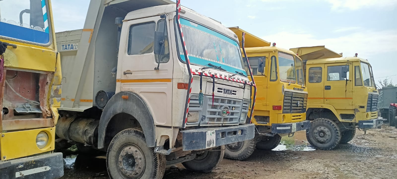 रामनगर: पीरूमदारा में खड़े डंपरों से बैटरी निकाल भागे चोर 