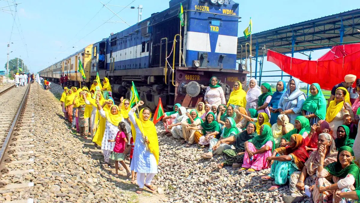 पंजाब के गुरदासपुर में किसानों के प्रदर्शन के चलते छह ट्रेन रद्द 