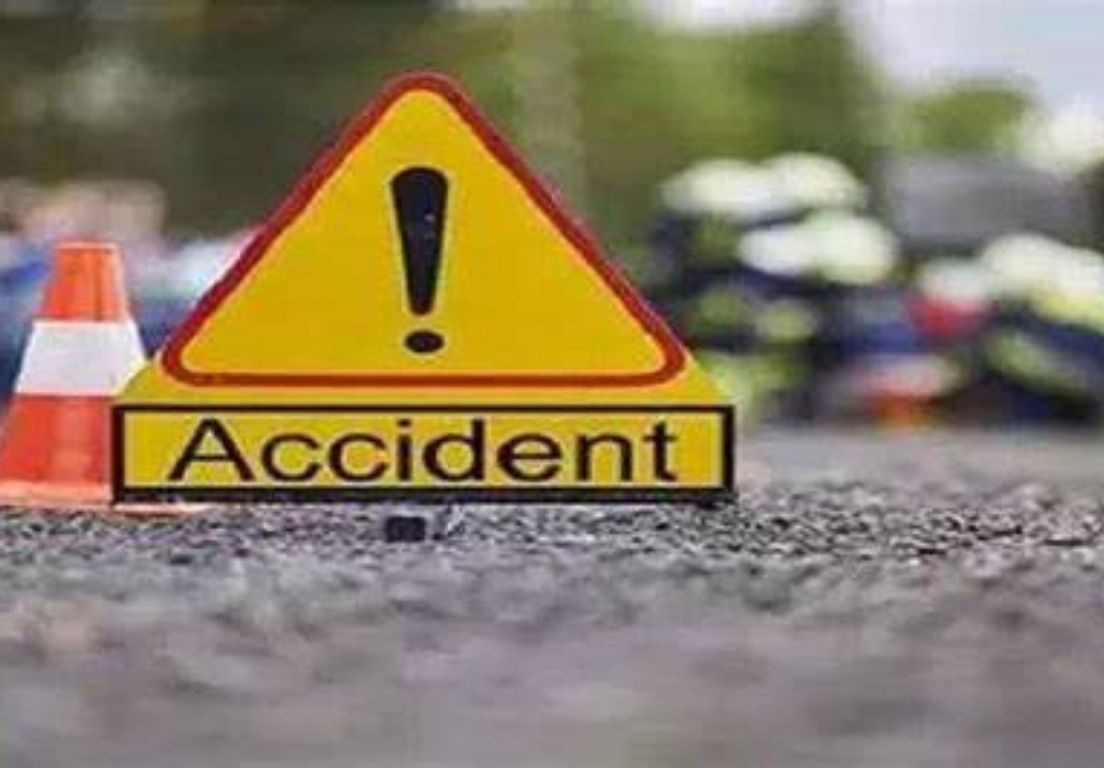 Bajpur road accident: दो वाहनों की जोरदार भिड़ंत, बाल-बाल बचे वाहनों में सवार लोग