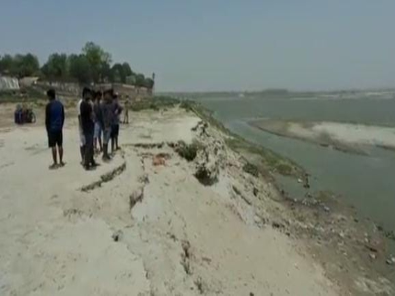प्रयागराज में गंगा नहाने गए बीटेक के दो छात्र नदी में डूबे, तलाश जारी