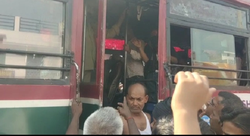 बहराइच : नेपाली सवारियों को लेकर जा रही थी रोडवेज बस, 3500 रुपये की हुई वसूली