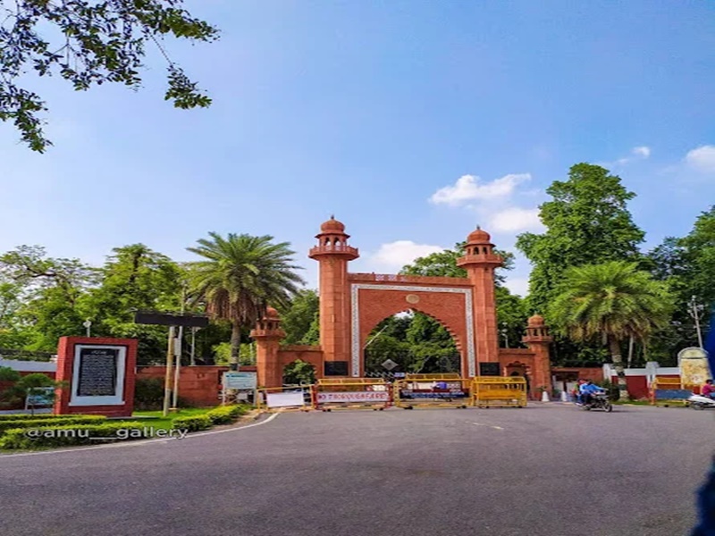 अलीगढ़ : एएमयू में बीएससी एग्रीकल्चर के पाठ्यक्रम की मान्यता न होने से विद्यार्थियों का भविष्य अधर में लटका