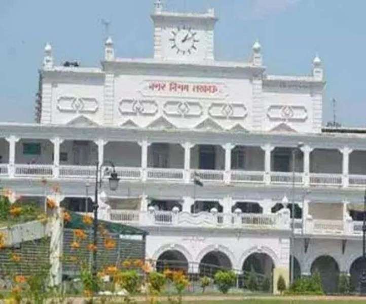 लखनऊ : महापौर सुषमा खरकवाल ने नगर निगम मुख्यालय पर स्थित कार्यालयों का निरीक्षण किया
