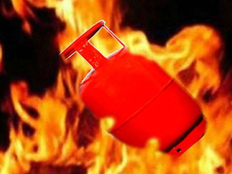 हरदोई: गैस सिलेंडर से भड़की आग में दो दुकानें राख, लाखों का नुकसान
