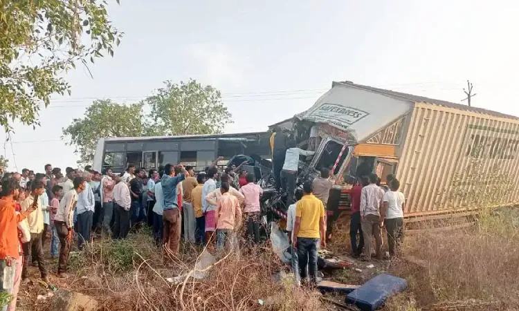 महाराष्ट्र : बुलढाणा में बस और ट्रक के बीच टक्कर में छह लोगों की मौत, 22 घायल 
