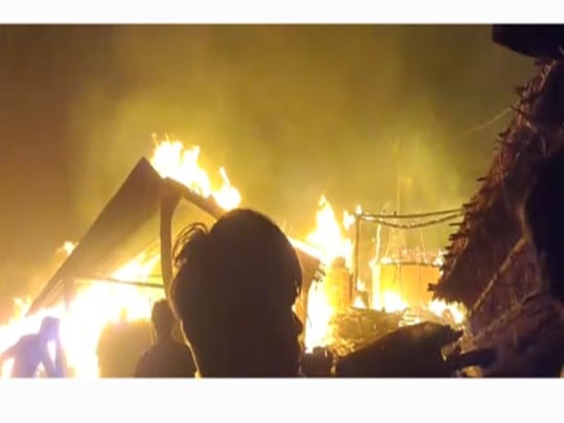 बहराइच: आंधी से फैली आग, पांच ग्रामीणों के मकान जलकर हुए राख, एसडीएम ने लिया जायजा
