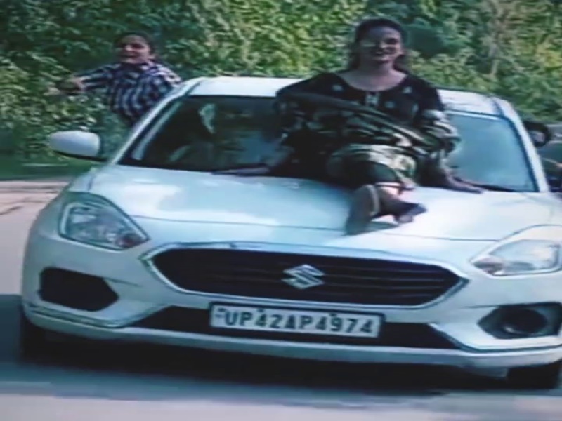 अयोध्या में दो युवतियों ने चलती कार पर किया स्टंट, Video सोशल मीडिया पर हुआ वायरल