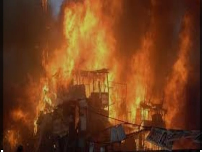 हरदोई: दो घंटे बाद काबू हुई बेकाबू आग, 2 दुकानें जलकर हुई राख