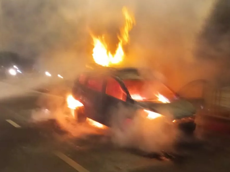 नोएडा: चलती कार में लगी आग, पांच लोगों ने कूदकर बचाई जान 