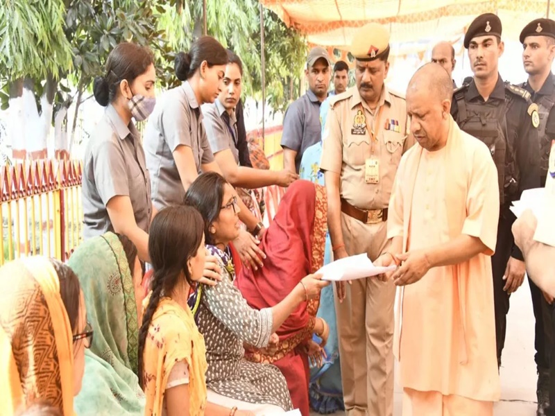 गोरखपुर: मुख्यमंत्री योगी ने 'जनता दर्शन' के दौरान सुनीं लोगों की समस्याएं, अधिकारियों को दिए यह निर्देश