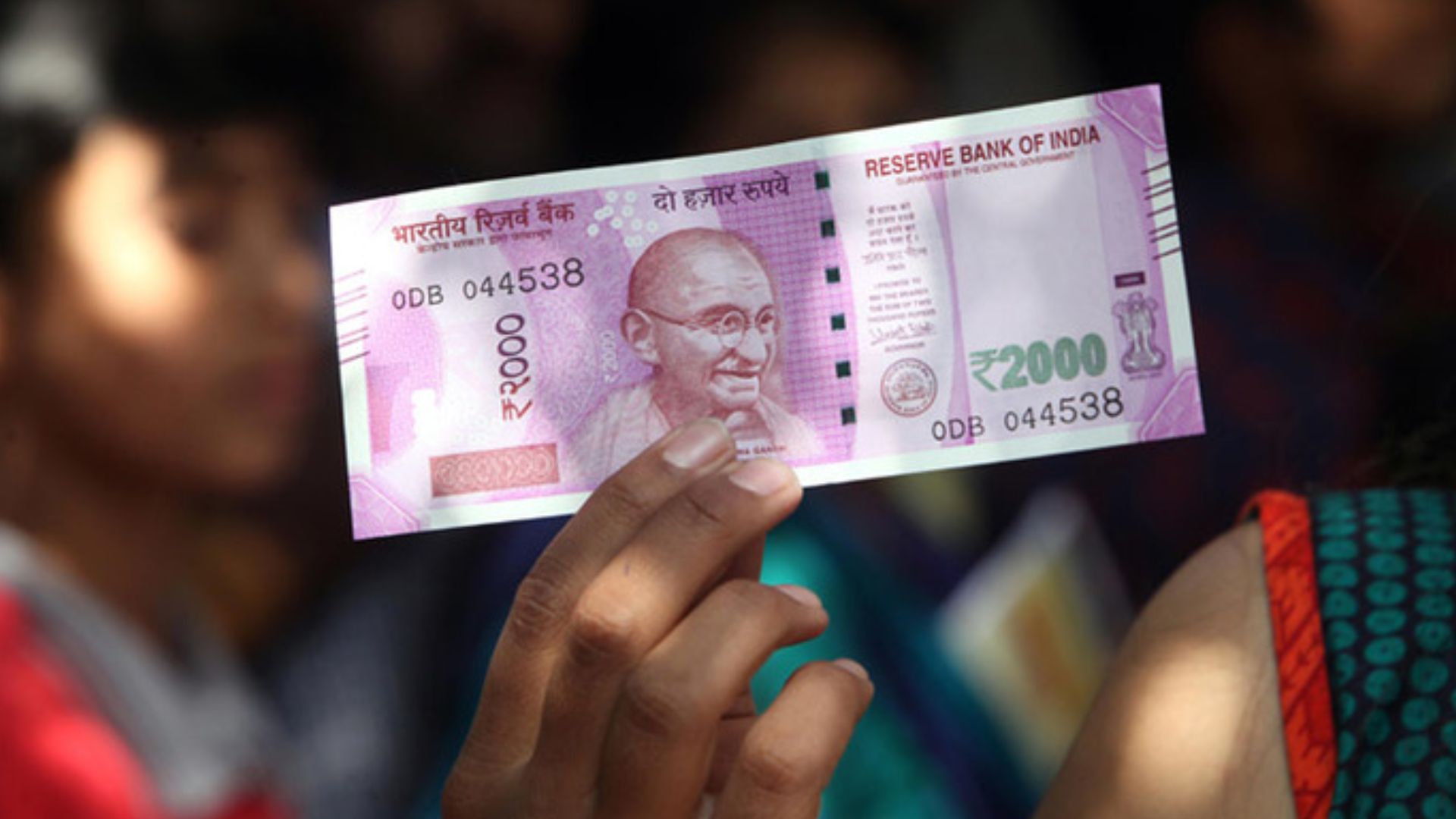 बदलने हैं 2000 रुपये के नोट? निश्चिंत रहें... नहीं पड़ेगी किसी फॉर्म-पहचान पत्र की जरूरत