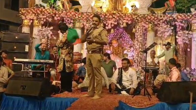 Kanpur : चौकी इंचार्ज ने मंच से गाया बॉर्डर फिल्म का गाना, सोशल मीडिया पर जमकर हो रहा वायरल, देखें- VIDEO