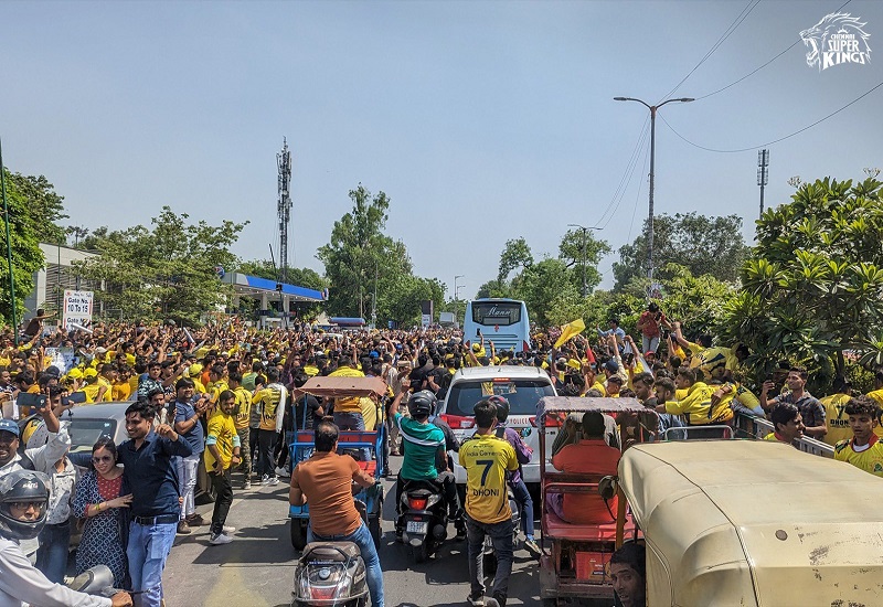 IPL 2023 : MS Dhoni के लिए पीले समंदर में डूबा कोटला, चिलचिलाती धूप में गजब का जोश