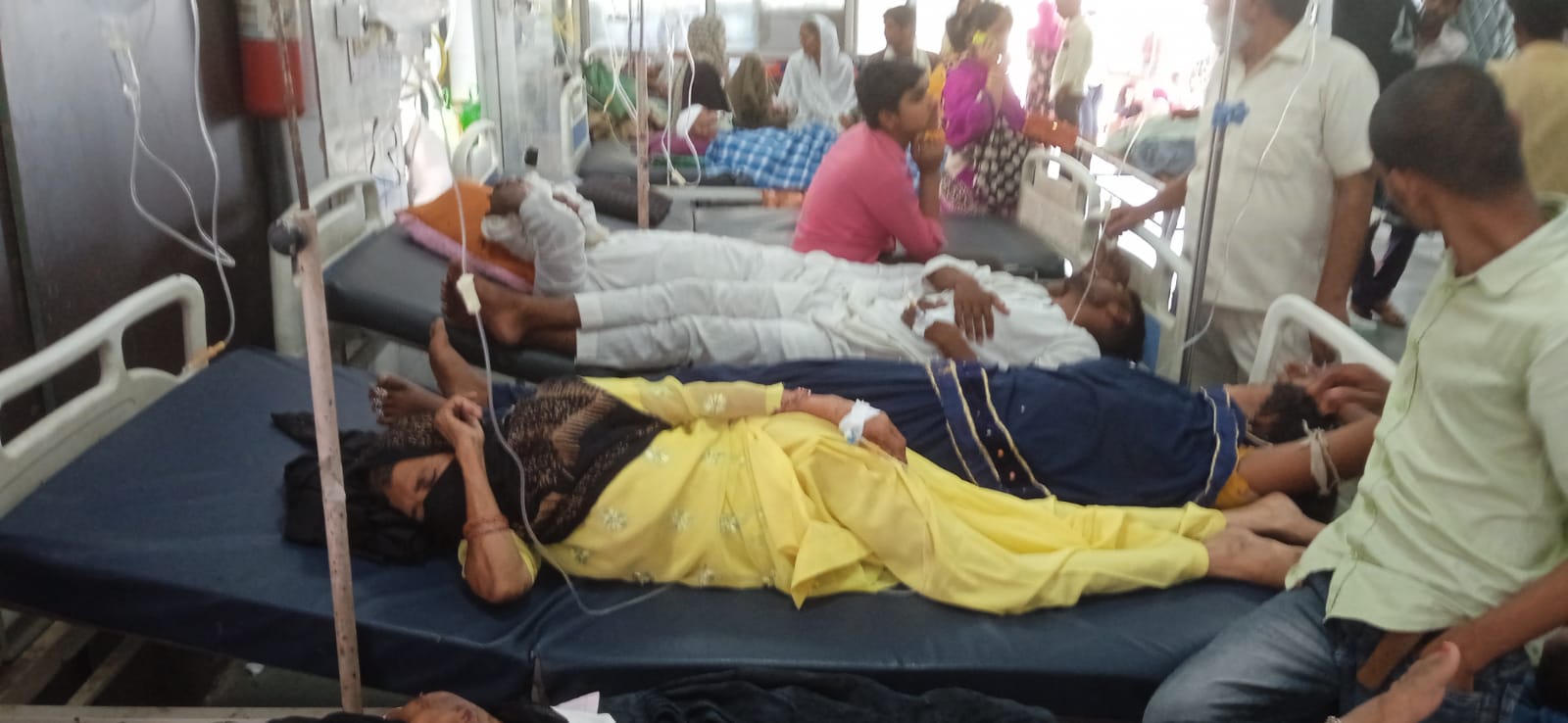 शाहजहांपुर: डीएम के आदेश का असर नहीं, दूसरे दिन भी बेड पर दो-दो मरीज