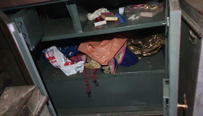 Unnao News : छत पर सोते रहे घरवाले, चोरों ने पार किये नगदी समेत 14 लाख का सामान, जांच में जुटी पुलिस