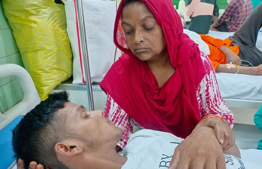 बरेली: जिला अस्पताल में युवक का ऑपरेशन करने से इनकार, मां ने लगाई मदद की गुहार