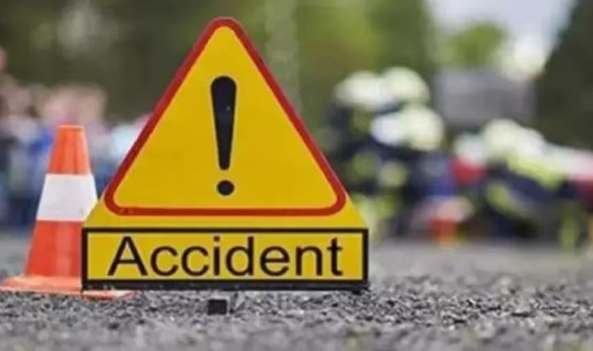 रामपुर-बरेली हाइवे पर सड़क हादसा, एक की मौत, अन्य तीन घायल