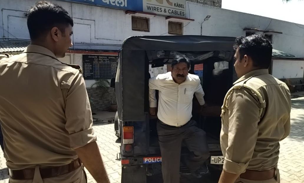 बरेली: निवेशकों ने आईसीएल कंपनी के निदेशक आरके गोला को पकड़कर पुलिस को सौंपा