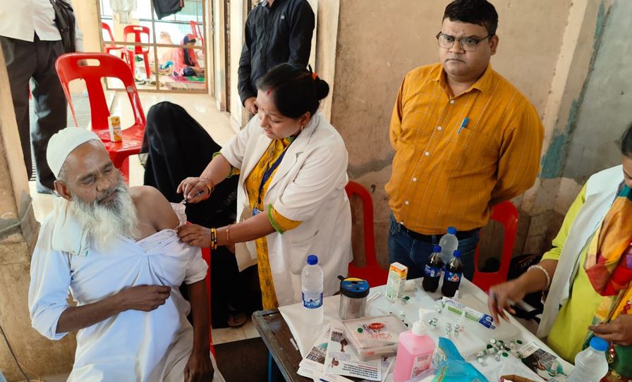 बरेली: हज पर जाने वाले जायरीन का स्वास्थ्य विभाग करा रहा टीकाकरण  
