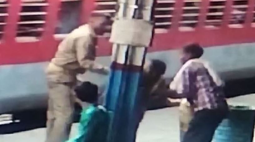 बरेली: चलती ट्रेन से उतरी महिला...जीआरपी सिपाही ने बचाई जान, देखें वीडियो