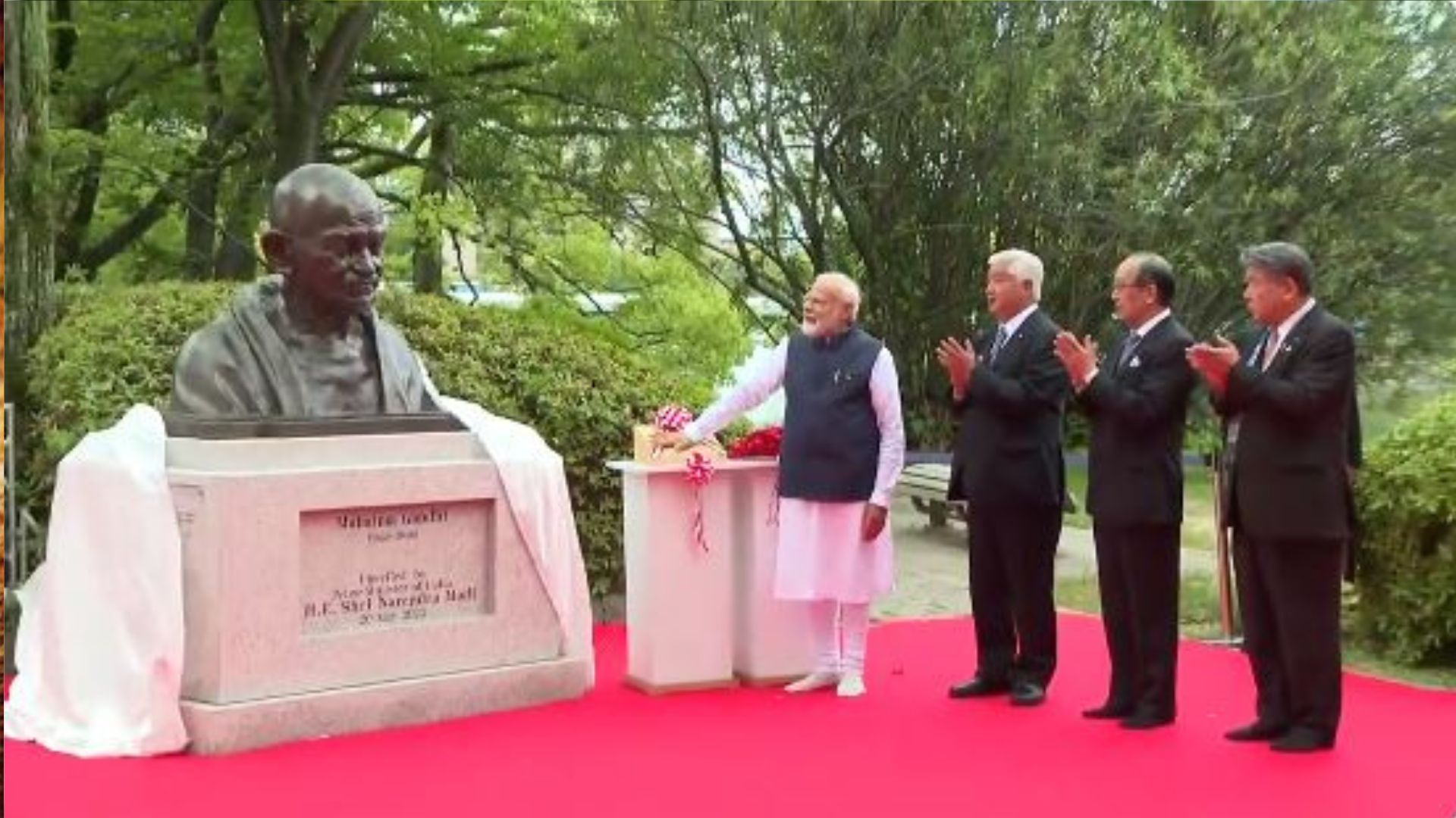 पीएम मोदी ने हिरोशिमा में महात्मा गांधी की आवक्ष प्रतिमा का किया अनावरण 