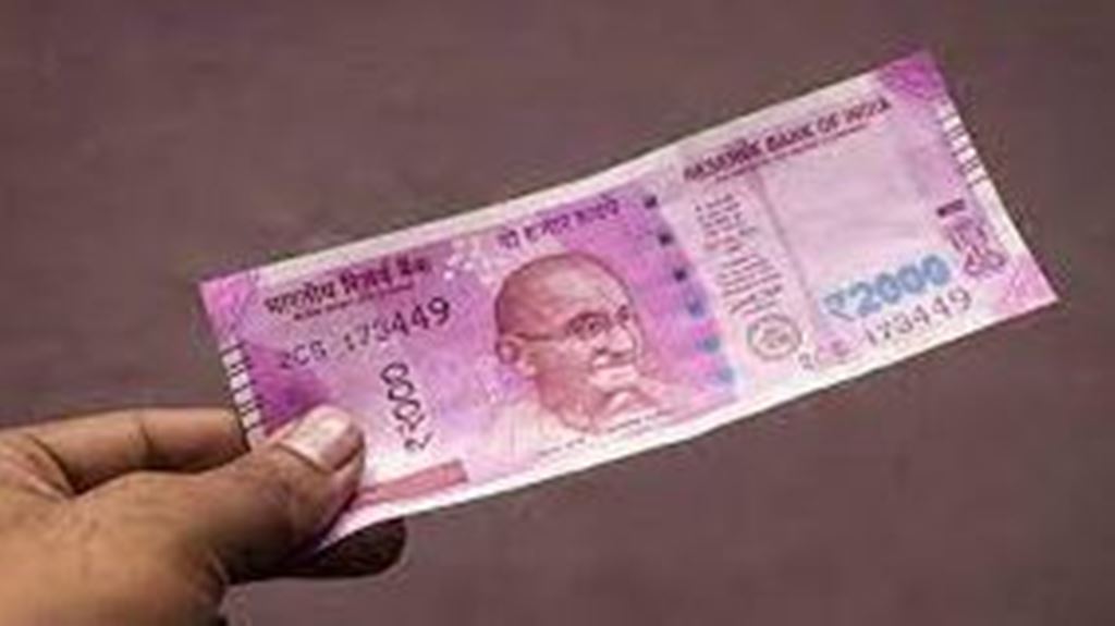पेट्रोल पंप के कर्मचारी का 2000 रुपये का नोट लेने से इंकार, व्यक्ति ने पुलिस में दी शिकायत 