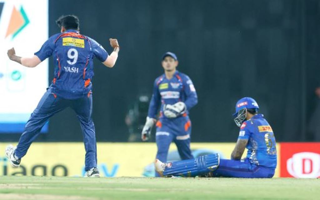 IPL 2023: मुबंई को हरा कर लखनऊ प्लेऑफ की दौड़ में बरकरार