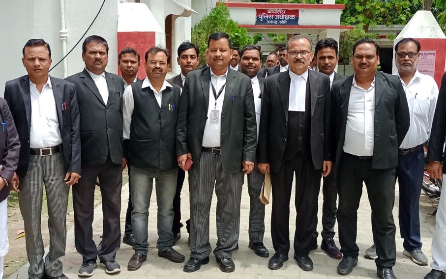 लखीमपुर-खीरी: वकीलों ने ज्ञापन देकर लगाई गुहार, पुलिस महकमे की साख बचाओ सरकार