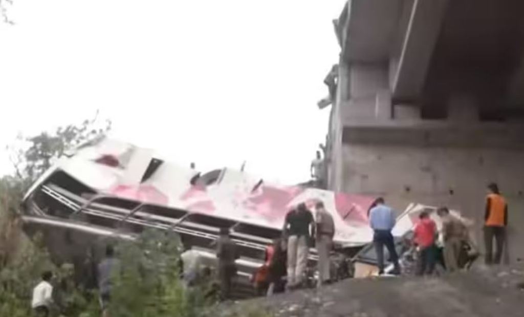 जम्मू में बस के पुल से गिरने से आठ लोगों की मौत, 20 अन्य घायल 