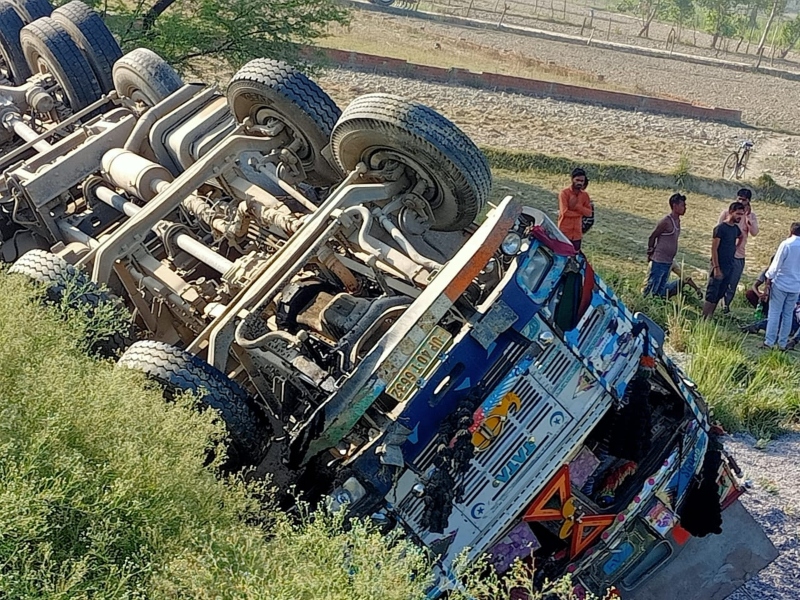 बहराइच में अनियंत्रित ट्रक पलटने से चालक और परिचालक घायल